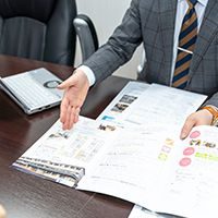 パンフレットを見せながら説明する様子