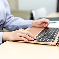 ノートパソコンで作業する様子