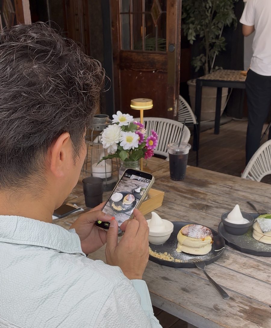 カフェでパンケーキをスマホで撮影するかとう社長