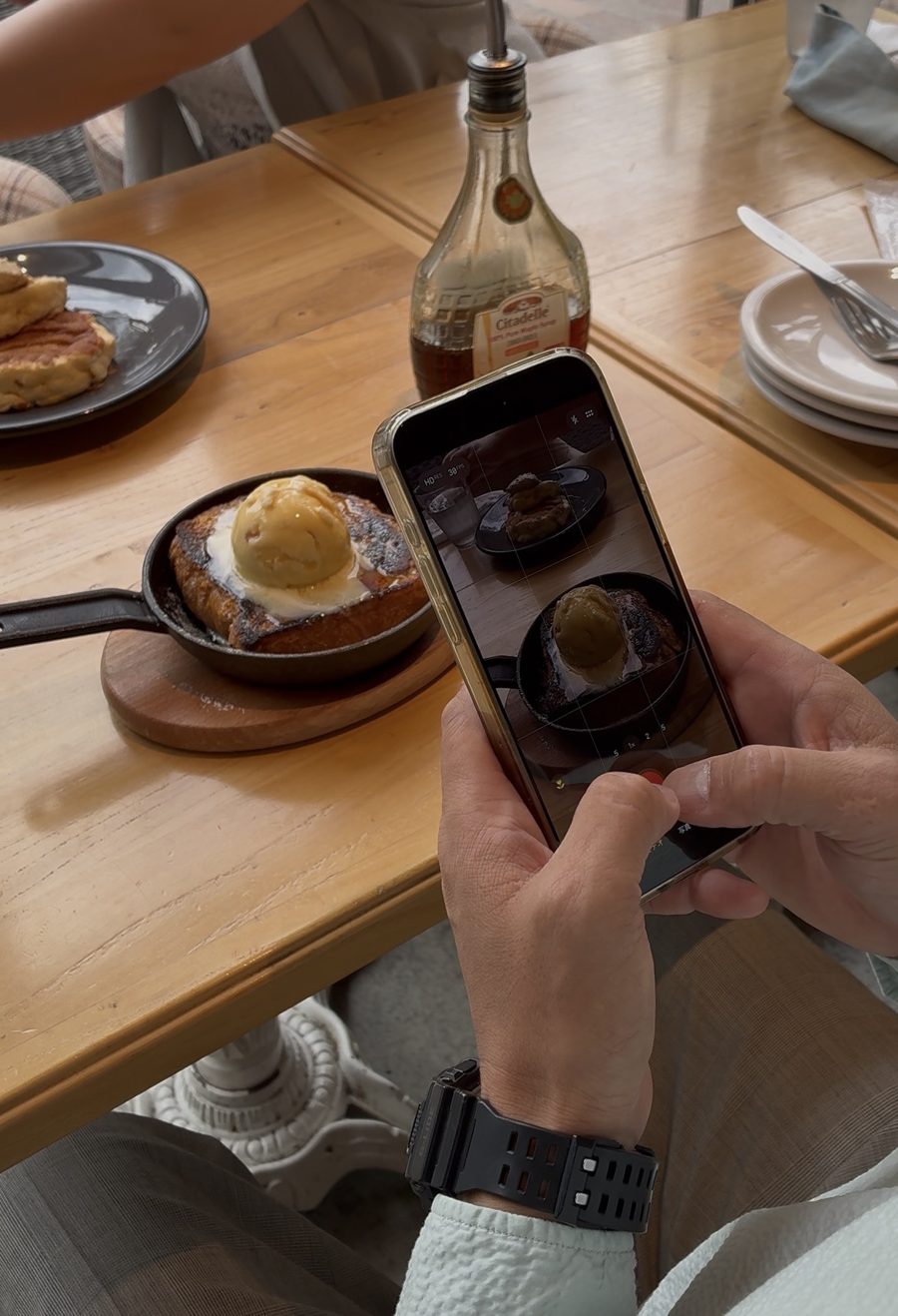 フレンチトーストをスマホで撮影するかとう社長